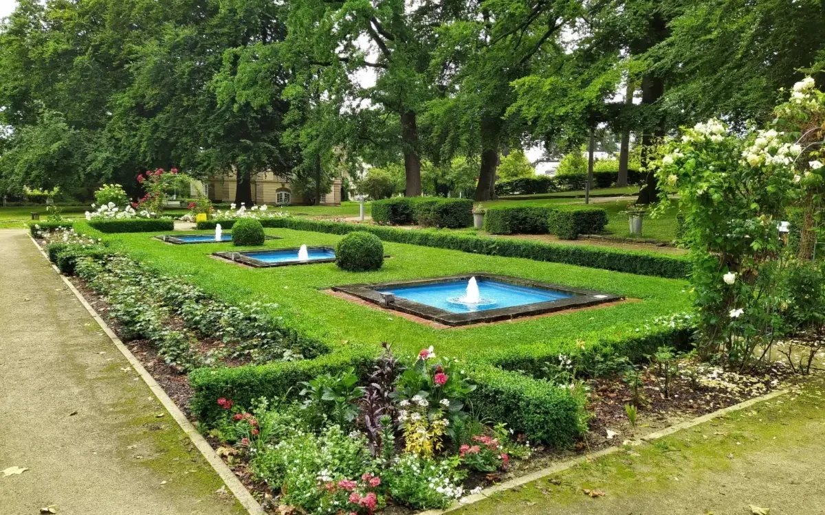Gartenanlage mit Wasserbecken im Kurpark Bad Nenndorf