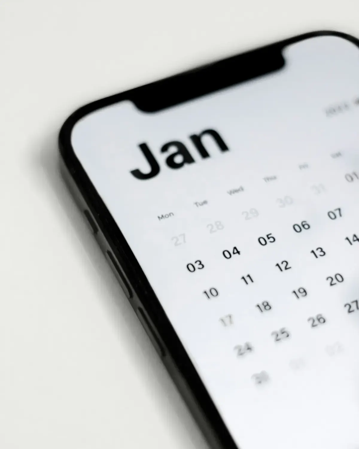 Smartphone mit geöffnetem Kalender