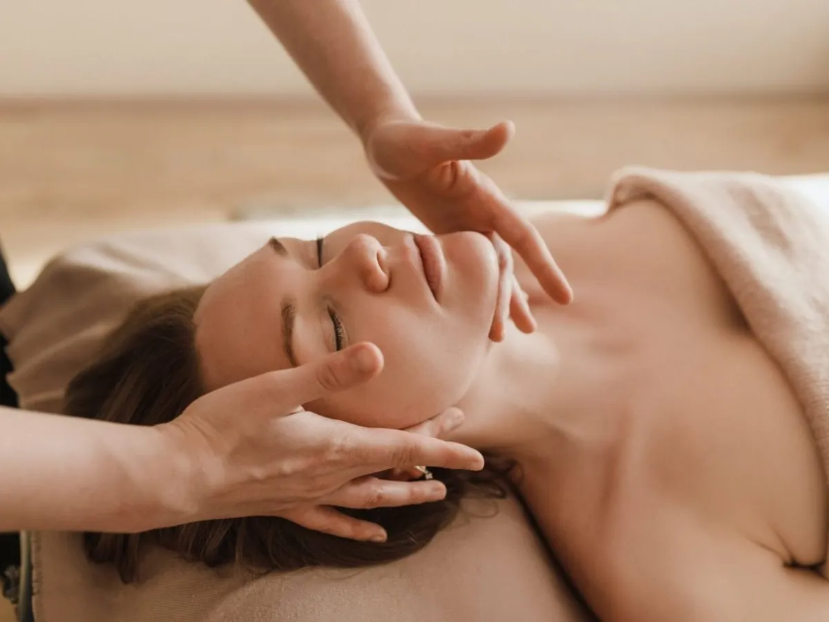 Manuelle Lymphdrainage am Hals