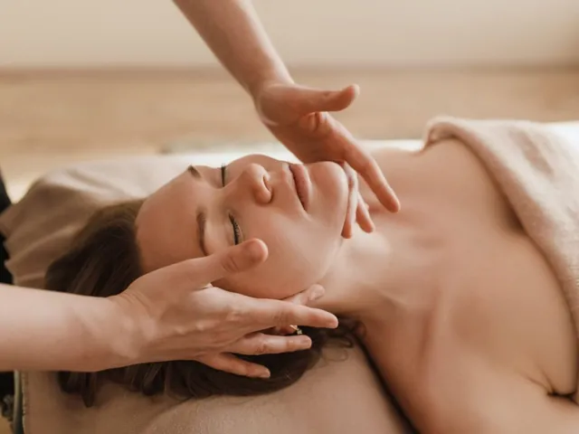 Manuelle Lymphdrainage am Hals