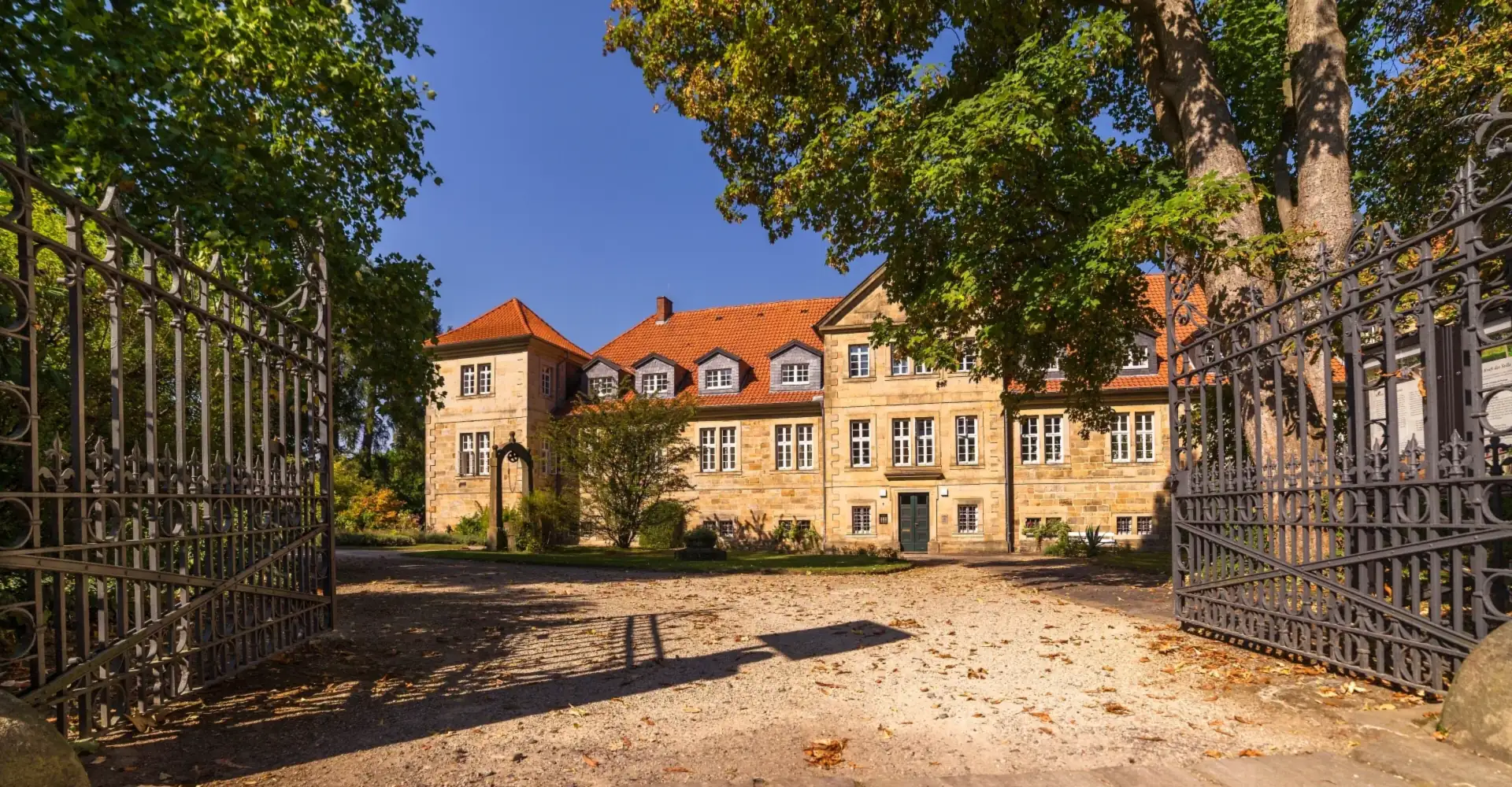 Kloster Barsinghausen mit geöffnetem Tor