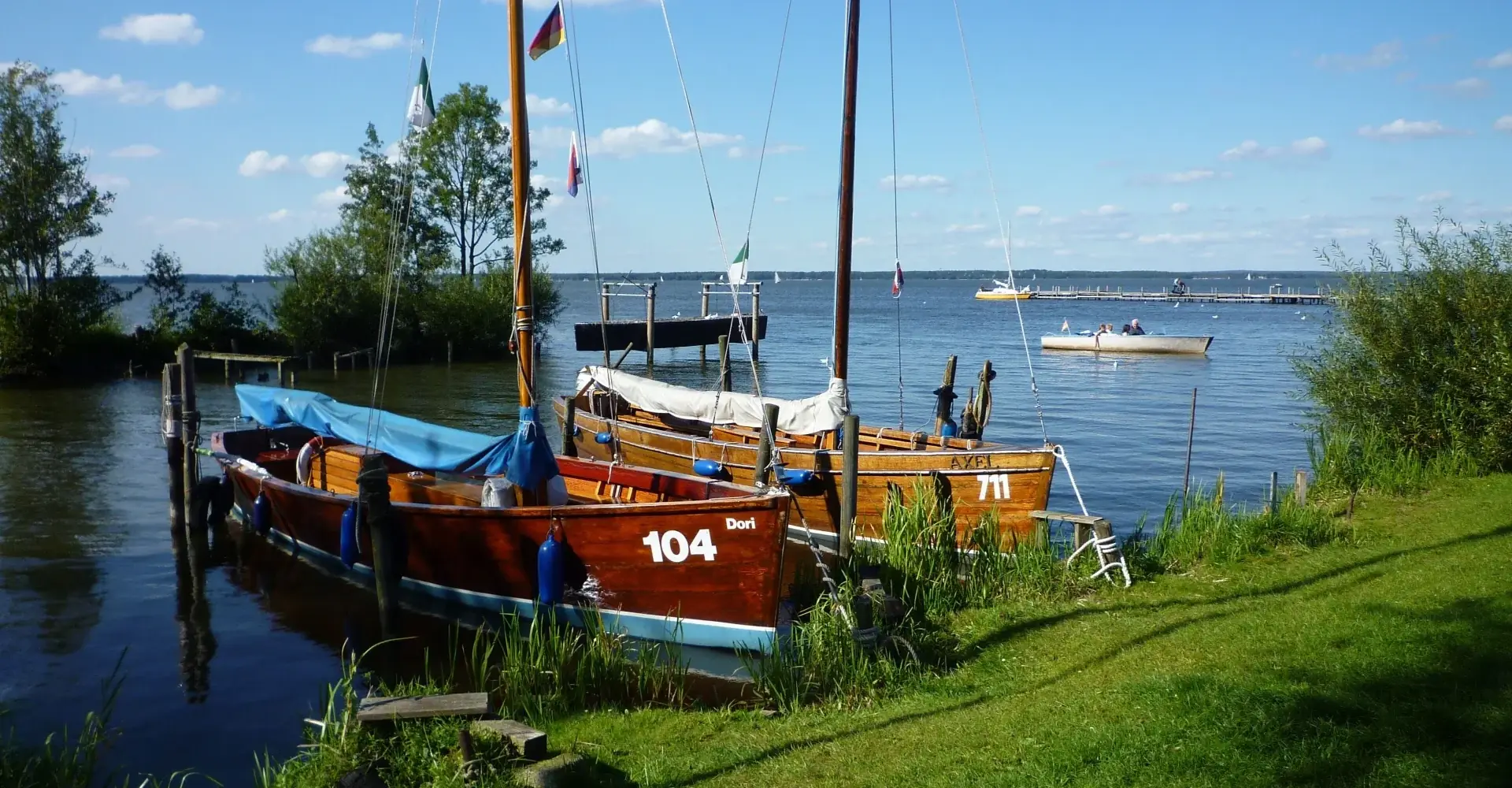 Holz-Segelboote am Ufer des Steinhuder Meeres in Steinhude