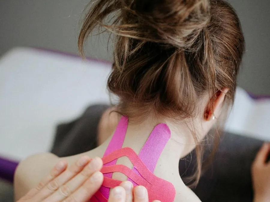 Kinesiologisches Tape an der Schulter