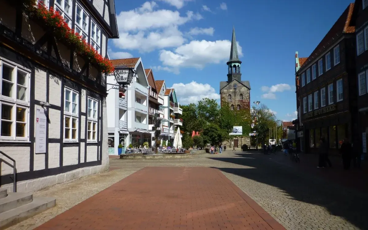 Fußgängerzone in Wunstorf mit Blick auf die Stadtkirche